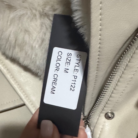 Elegant Cream Leather Jacket with Faux Fur Trim - Picture 4 of 4